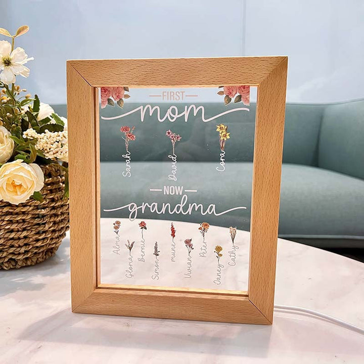 Erst Mama, jetzt Oma | Personalisierter Geburtsblumen-Leuchtrahmen